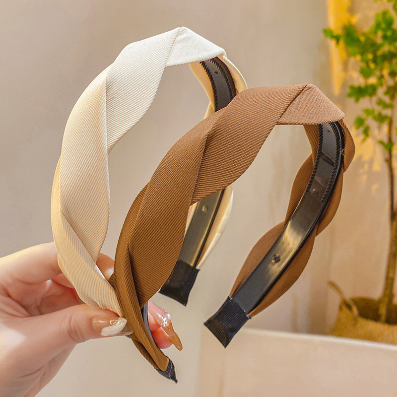 The braided braided hairband exudes a high-end, simple and refined look. The face-pressing headband and hair tie are elegant hair accessories and headwear details Picture