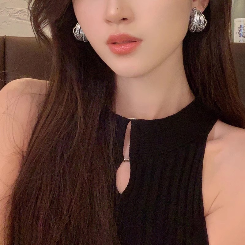 Wound C-shaped earrings with a niche design sense, high-end earrings, women's light luxury ear rings, Hong Kong-style ear studs, new trends in 2025 details Picture
