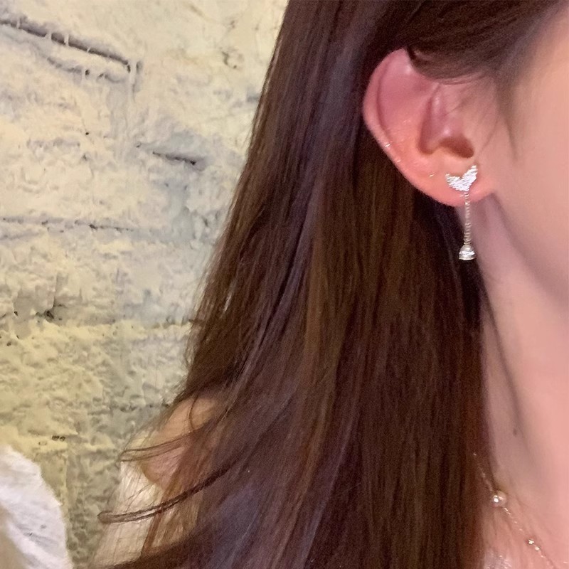 The ultra-sparkling diamond-encrusted fishtail stud earrings are a niche design for women. The water drop tassel earrings exude a cool and elegant vibe, and are popular earrings for women Application Scenario