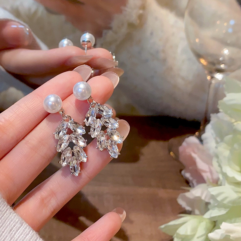 Light luxury super flash zircon tassel earrings for women, retro, niche and individual pearl stud earrings, high-end and elegant earrings full figure