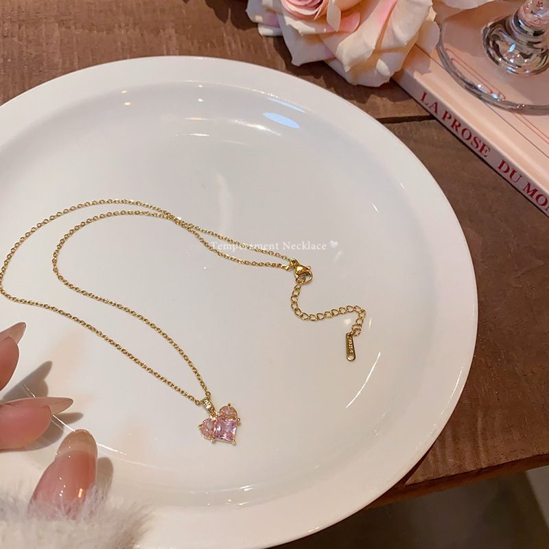 The pink heart-shaped zircon titanium steel necklace exudes an ethereal feminine charm and is versatile. The heart-shaped collarbone chain is a bestseller and a popular online celebrity necklace accessory Specification drawing