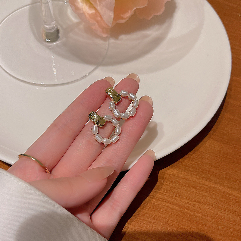 S925 Silver needle Korean new retro pearl earrings, a cold and elegant style for women, simple and versatile stud earrings wholesale Specification drawing