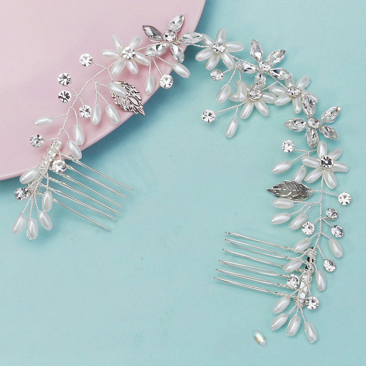 European and American fashionable bride's water diamond pearl headband, handcrafted beaded double comb headband, simple and versatile updo braided hair accessory details Picture