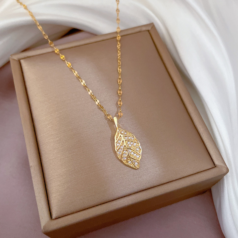 【 Titanium Steel 】 New diamond-encrusted four-leaf flower necklace with feminine charm and a sense of sophistication for women. Wholesale of double-sided shell collarbone chain Application Scenario