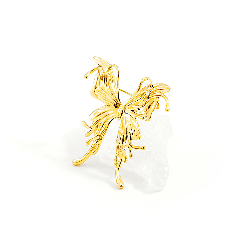 European and American retro metal style three-dimensional butterfly brooch, suit cardigan, overcoat, niche pin, simple and elegant accessory Specification drawing