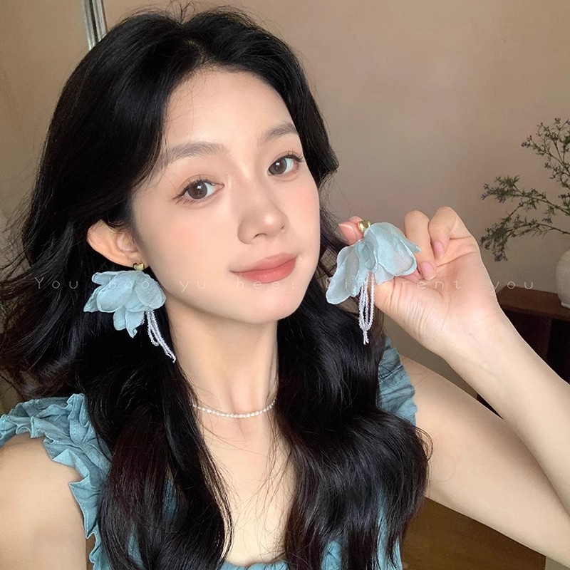 Blue seaside vacation style petal earrings, elegant and sophisticated, round face slimming, stud earrings, fairy-like and sweet earrings full figure