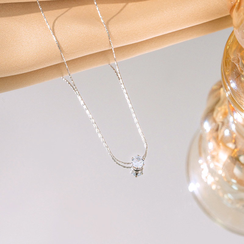Non-fading, simple six-prong titanium steel necklace for women's fashion, versatile small zircon pendant, niche and light luxury collarbone chain wholesale Application Scenario