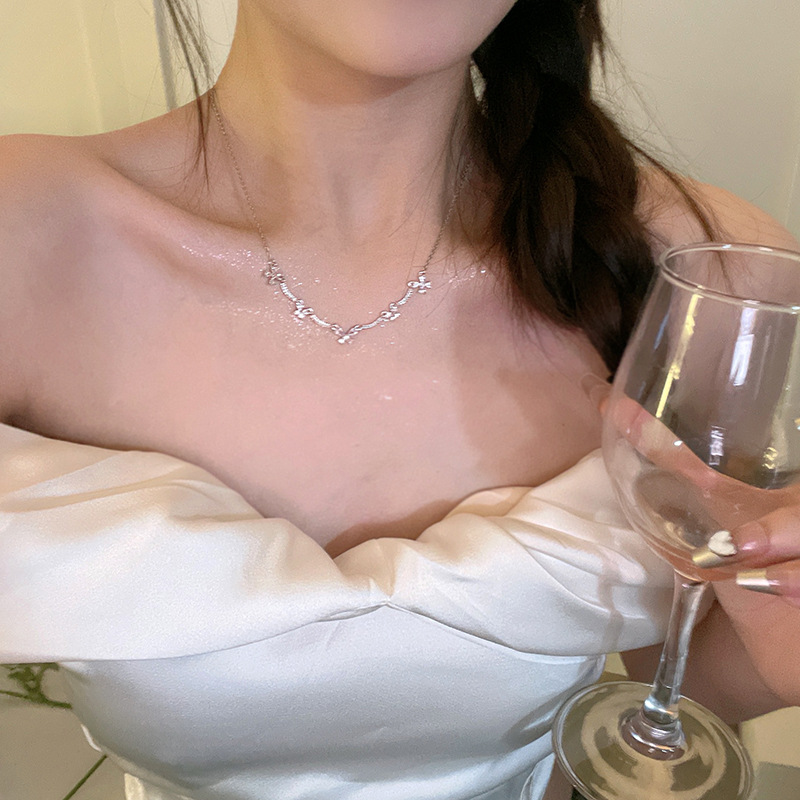 This light luxury and exquisite zircon butterfly necklace features a cold and elegant design for women. It is a simple collarbone chain and a versatile necklace accessory Specification drawing