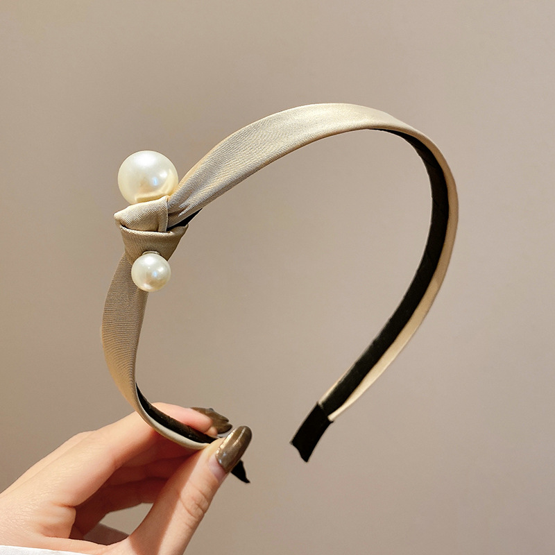 A new style of high-end French retro satin knotted pearl hair band, a small Chanel air pressure hair clip, a French headband hair accessory details Picture