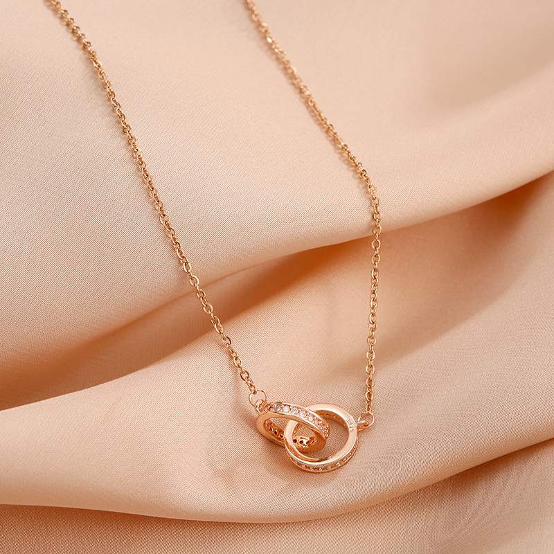A new Korean version of a simple double-ring full diamond titanium steel necklace, a trendy female Instagram influencer with a fashionable and niche design sense collarbone chain details Picture