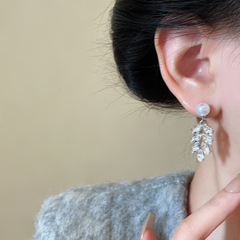 Light luxury super flash zircon tassel earrings for women, retro, niche and individual pearl stud earrings, high-end and elegant earrings Application Scenario