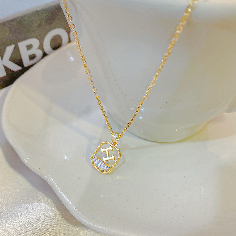 This Japanese and Korean style geometric micro-inlay H-shaped pendant titanium steel necklace features a niche design for women and is versatile. It is a delicate collarbone chain accessory Specification drawing
