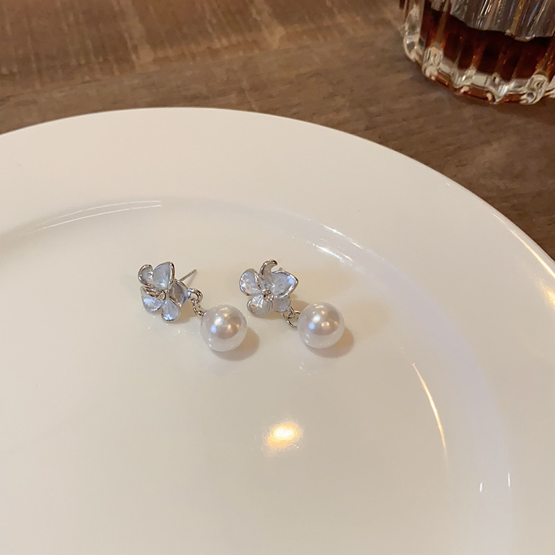 Light blue flower pearl tassel stud earrings, a versatile, fashionable and fresh style for women, are stylish and elegant earrings with a sense of design Specification drawing