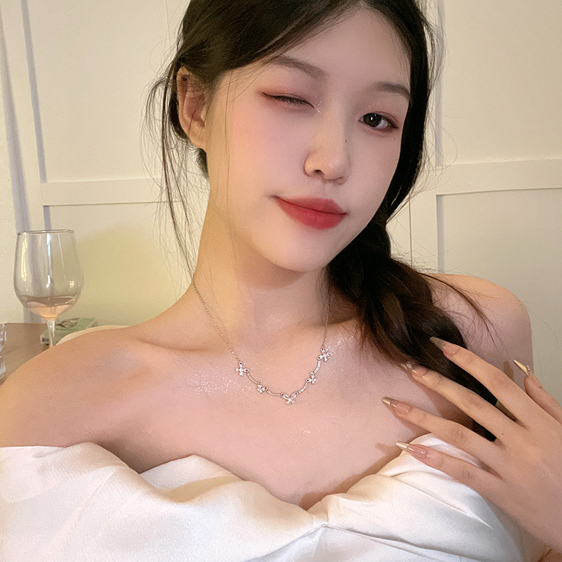 This light luxury and exquisite zircon butterfly necklace features a cold and elegant design for women. It is a simple collarbone chain and a versatile necklace accessory full figure