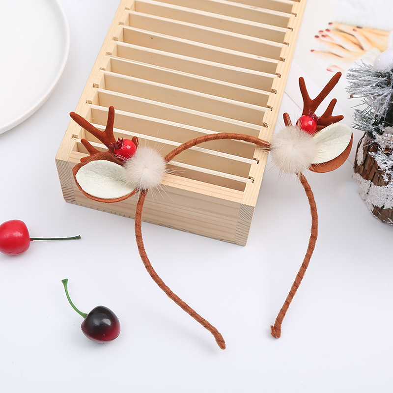 New Christmas hair accessories, antler hair bands, hair clips wholesale, forest-style elk headbands, plush hair clips, hair pin decorations Application Scenario