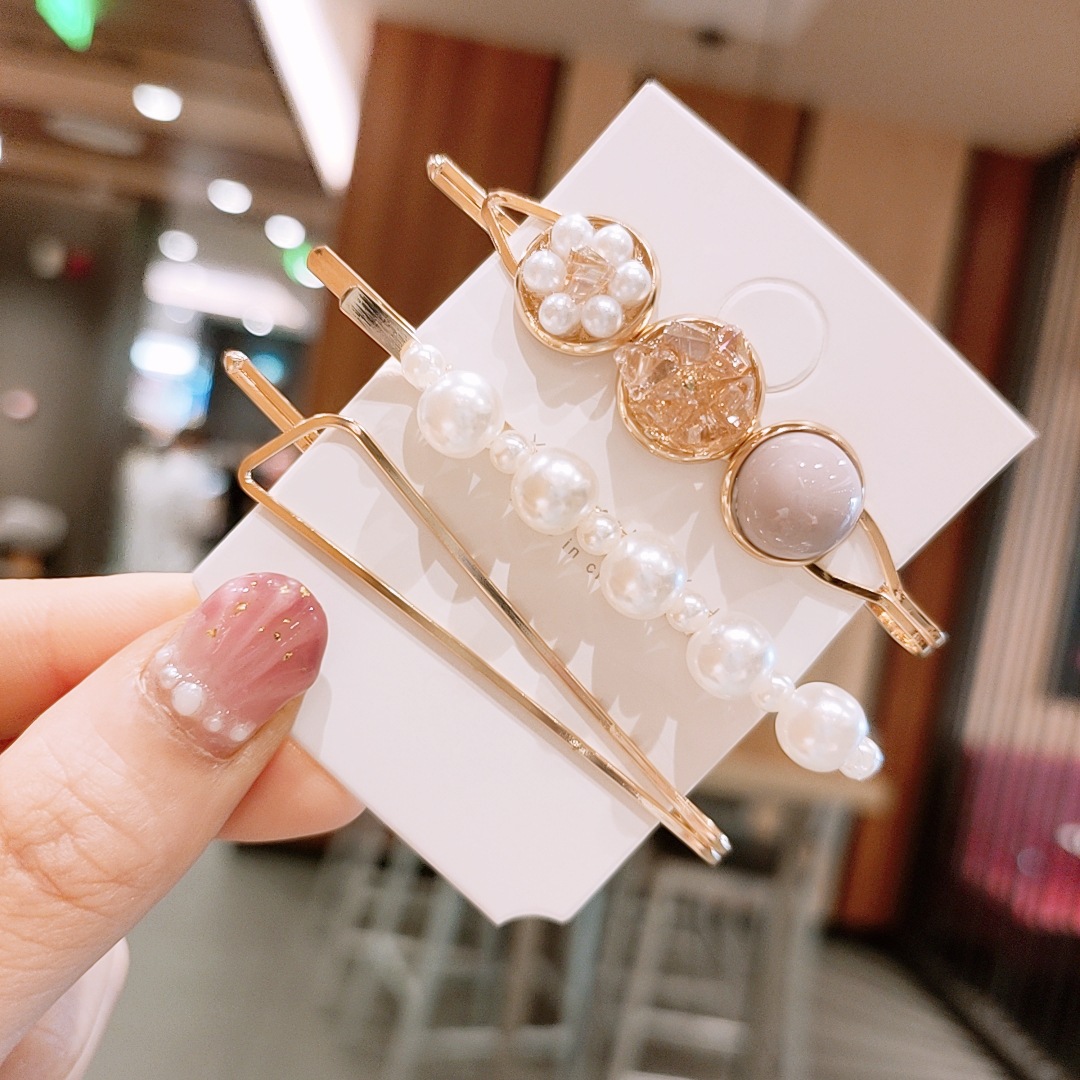 The same style of pearl hair clips as Siteng, Korean version of Dongdaemun lady's water diamond one-line hair clip, elegant student side clip hair accessory Application Scenario