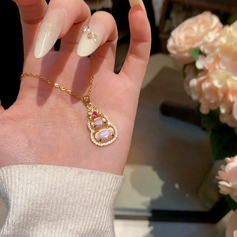 French high-end style pink cat's eye gourd pendant necklace, women's super sparkle full of diamonds, the same style collarbone chain necklace as the Internet celebrity Specification drawing