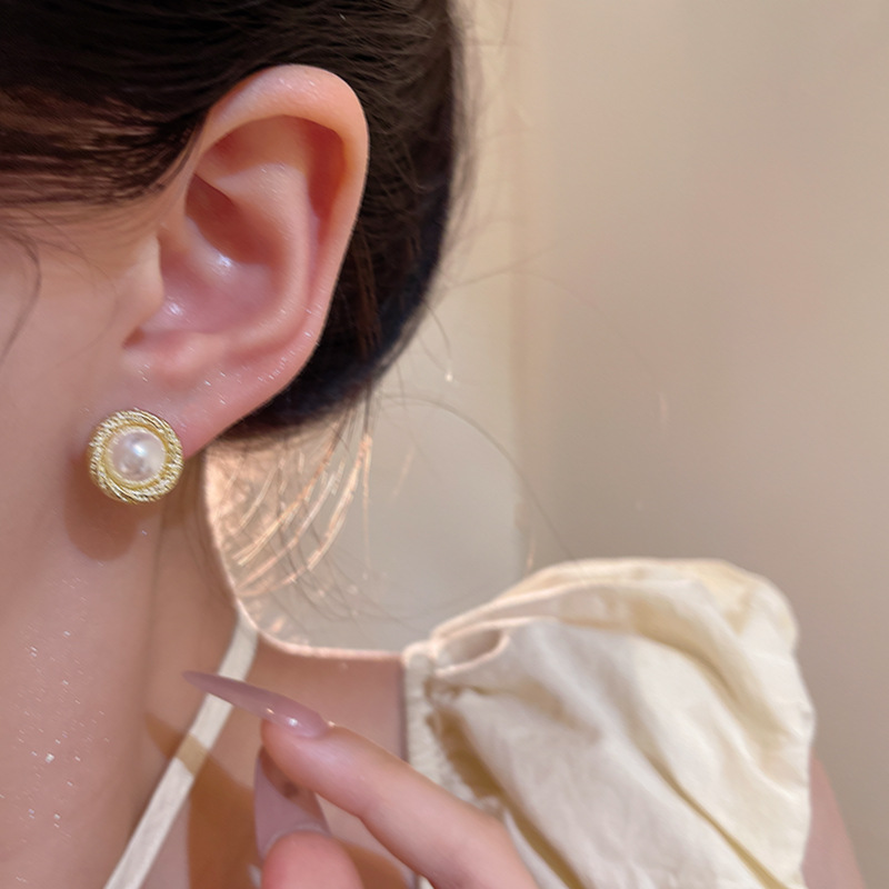 The spiral beaded stud earrings for women exude a light luxury and high-end design sense. They are versatile, elegant and grand. They are a new bestseller in 2025 Application Scenario
