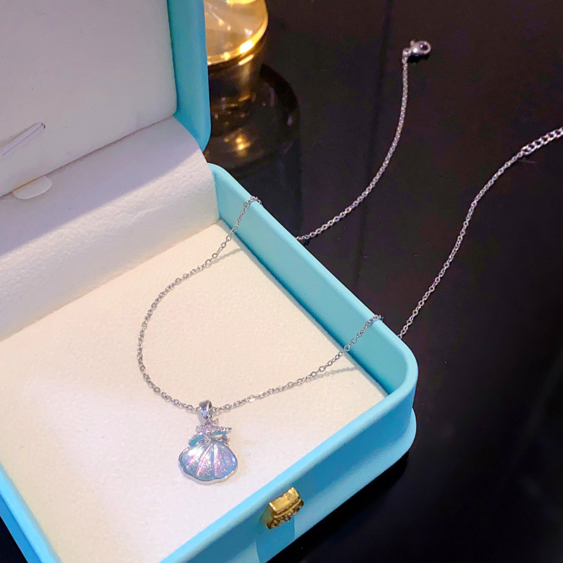 A genuine gold electroplated starfish shell titanium steel necklace for women, inlaid with Marine plates, zircon pendant, internet-famous style collarbone chain Application Scenario