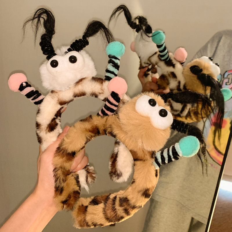 Funny fried hair, small braids, leopard print, plush hair band, girl washing face, applying mask, high head, cartoon photo headband, hair accessory details Picture