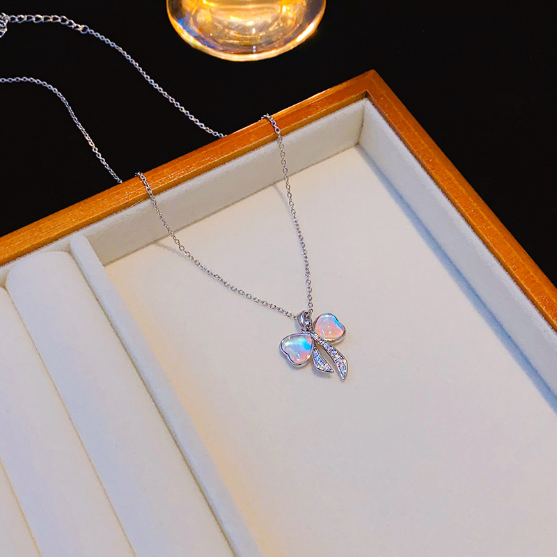 The dazzling color-changing bow necklace features a unique and light luxury design for women. The versatile pearl collarbone chain exudes a trendy and high-end style full figure
