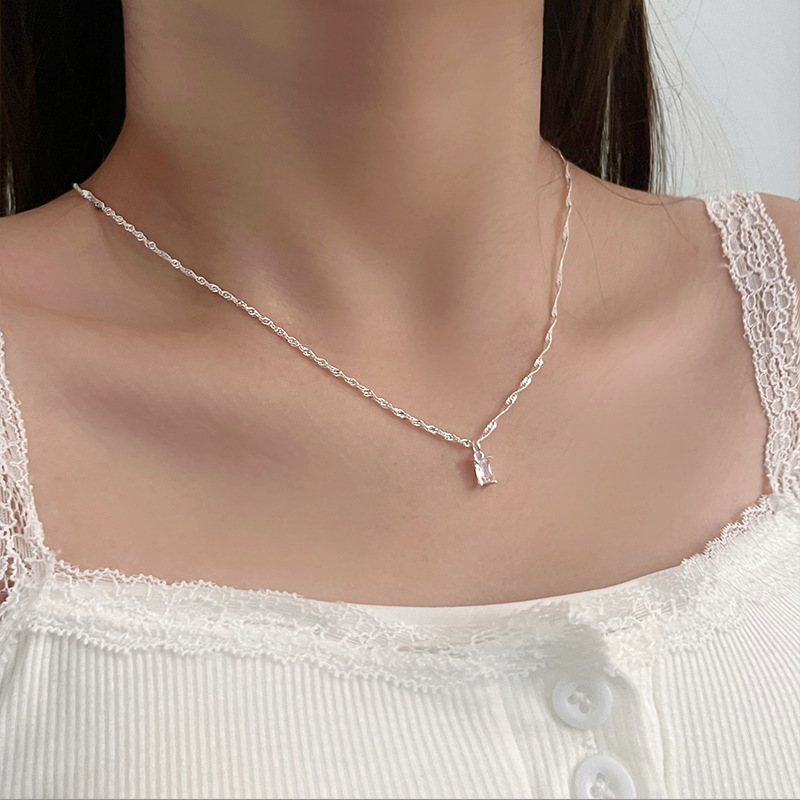 Ice-transparent small sugar cube necklace, super flash zircon pleated twist chain, high-quality and exquisite women's collarbone chain neck chain full figure