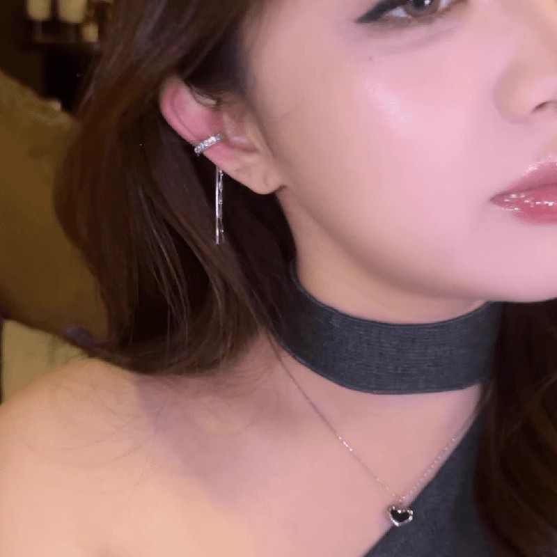 The no-ear piercing ear bone clip zircon tassel earrings exude a sophisticated and elegant charm. With a unique design, they are a versatile and niche long pair of earrings Specification drawing