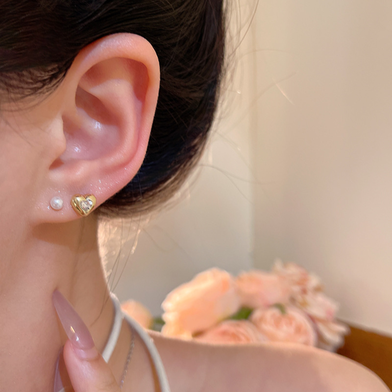 Six-piece set of heart-shaped stud earrings and bow earrings for women. No need to remove pearl stud earrings for sleeping. Simple earrings for women Application Scenario