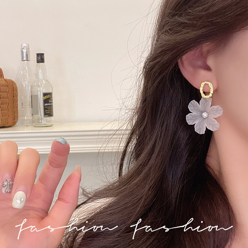 925 Silver Needle Super Fairy white flower earrings, simple and versatile acrylic earrings, women's Hong Kong style exaggerated and elegant earrings Application Scenario