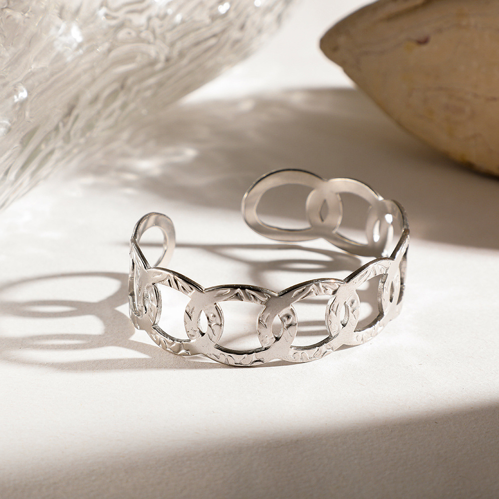 New original design cross-border bracelet, with a unique and exaggerated chain-shaped electroplated gold opening, exudes a light luxury and high-end feel for women. Wholesale Application Scenario