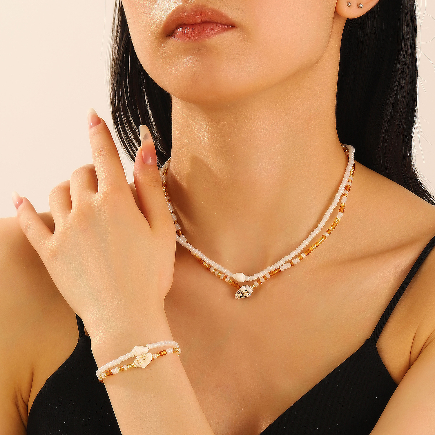 A two-piece set of handcrafted beaded shell and conch necklace and bracelet with a European and American ocean vacation style, Bohemian necklace for women full figure
