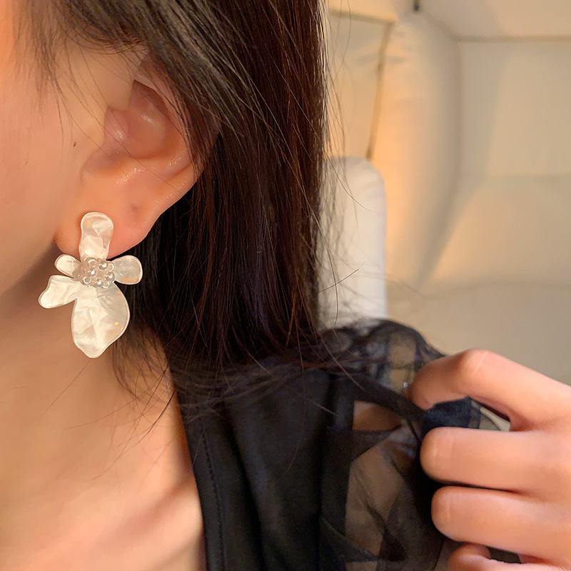 Super fairy-like French three-dimensional flower circle earrings for women, 2024 new pearl stud earrings, retro and niche design sense earrings Specification drawing