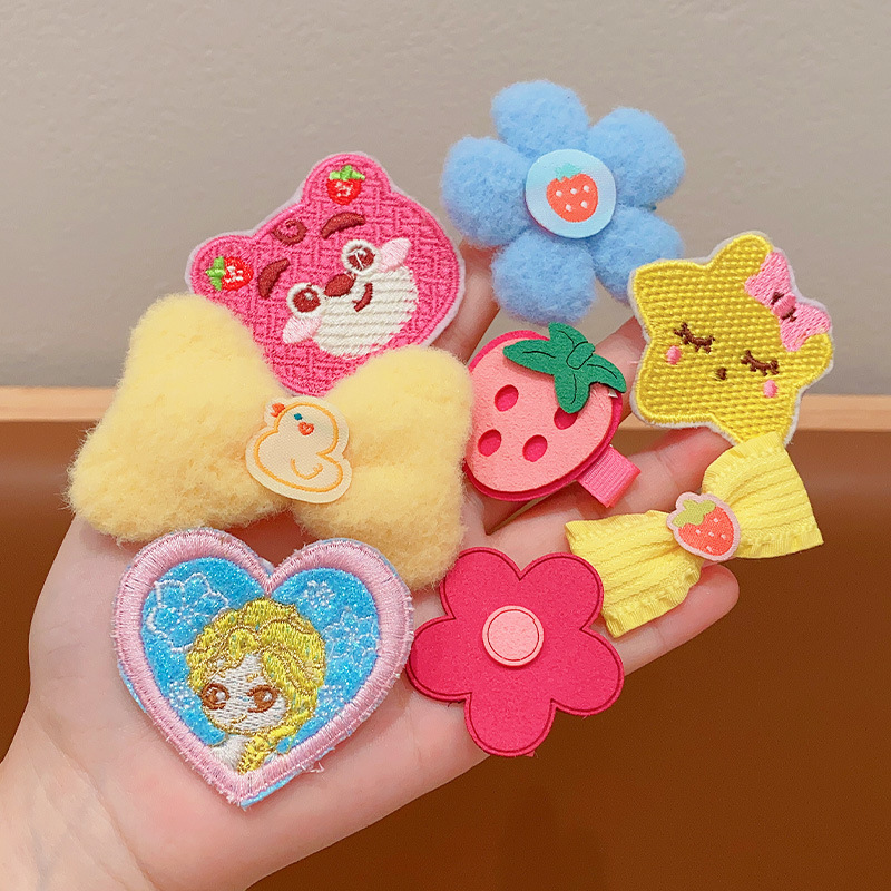 Autumn and winter plush children's hair clips, cartoon strawberry bear hair clips, cute baby hair accessories, little girl's broken hair bangs clips for girls Application Scenario