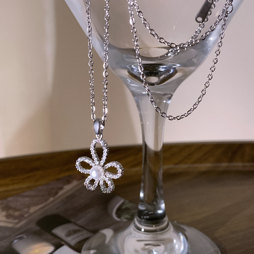 High-end silver pearl sunflower necklace, a unique and light luxury design for women. Collarbone chain full of diamonds, elegant titanium steel jewelry Application Scenario