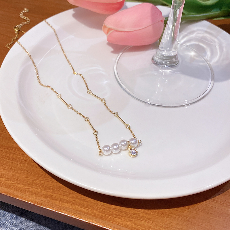 French-style simple and retro pearl titanium steel necklace, fashionable and elegant for women, versatile collarbone chain, a popular and trendy neckchain accessory Application Scenario
