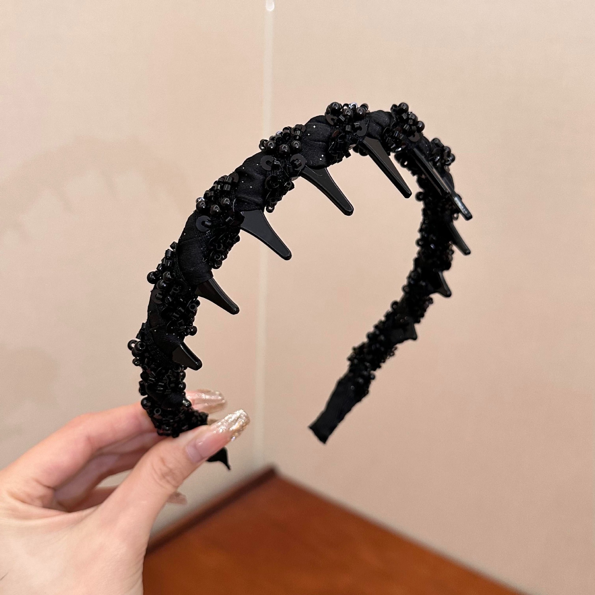 A new high-end, tooth-patterned hair band, a light luxury hair-pressing headband with a delicate fragrance style, handcrafted beaded hair tie headwear Application Scenario