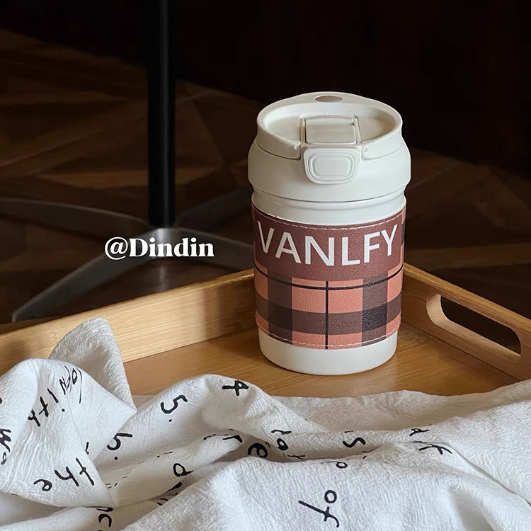 Double-spout portable straw coffee cup, portable takeout, heat and cold dual-purpose water cup, high appearance level cup for girls Application Scenario