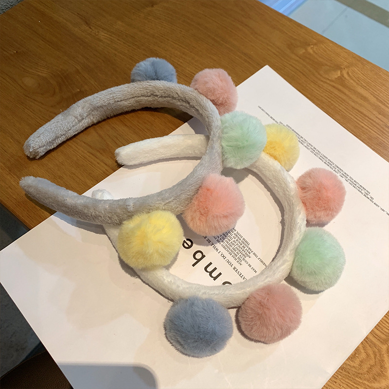 Five-color fur ball hair band, a special anti-slip hair band for washing the face, is a new autumn and winter women's hair band and hair accessory that has become a popular trend in 2022 details Picture