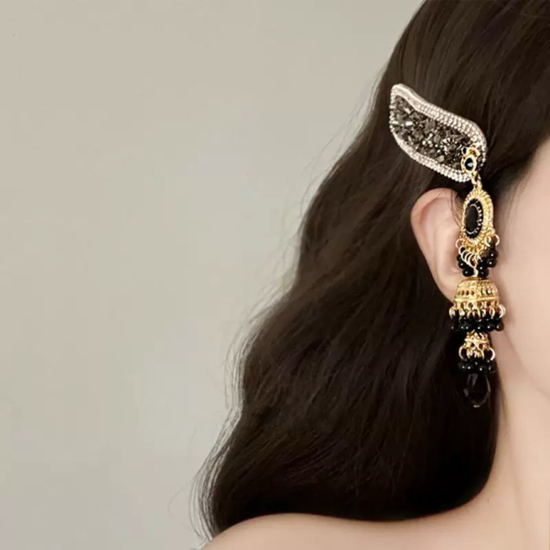 Cherry blossom pink ethnic style super sparkling water diamond wind chime tassel hair clip, exquisite retro side fringe seaside hair clip decoration hairpin Application Scenario