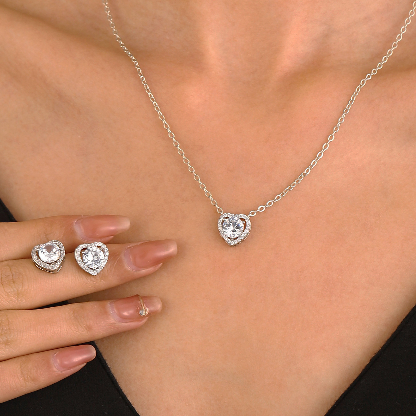 The popular zircon heart-shaped jewelry set for women, a simple heart-shaped Korean women's necklace, stud earrings and ins accessories full figure