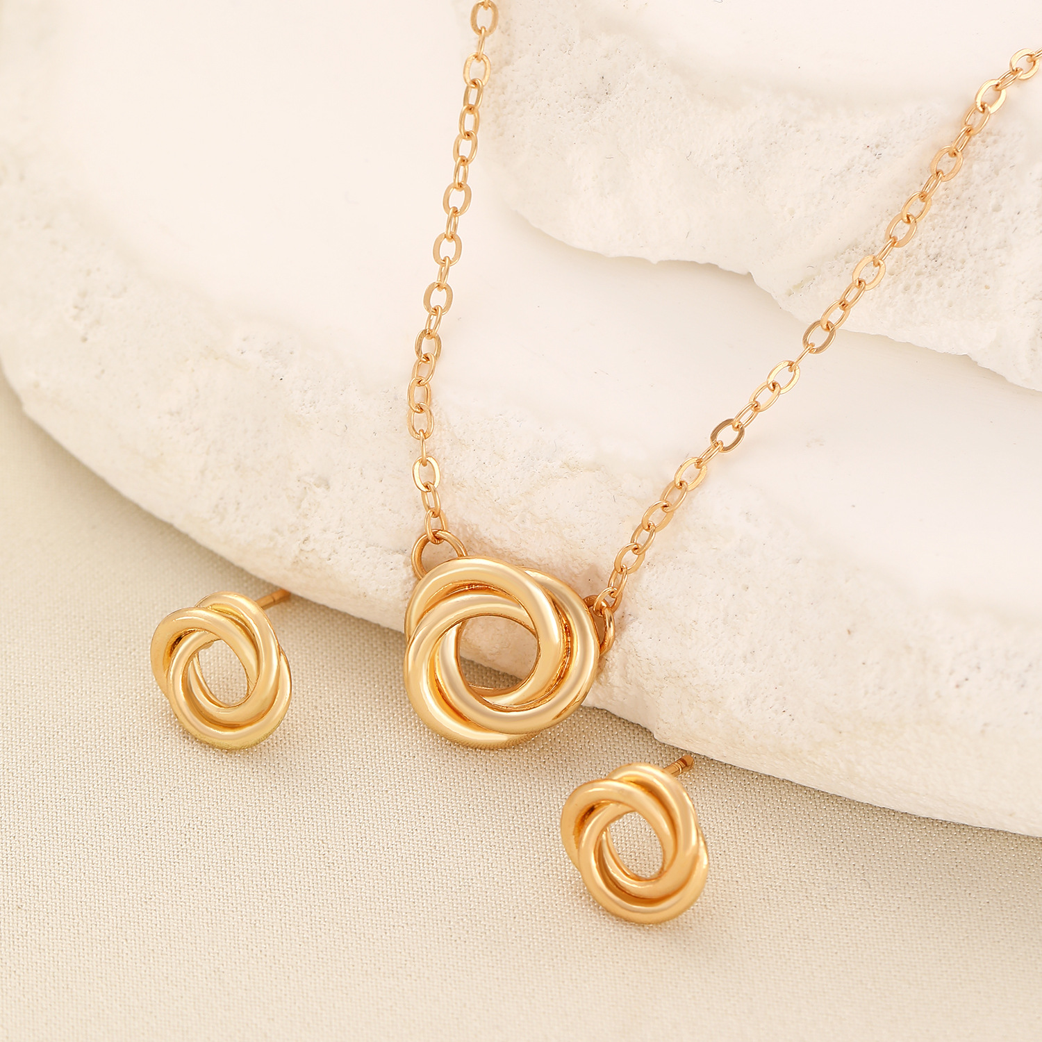 European and American cross-border jewelry, simple and fashionable circle twist stud necklace set, women's circle pendant, collarbone chain jewelry Application Scenario