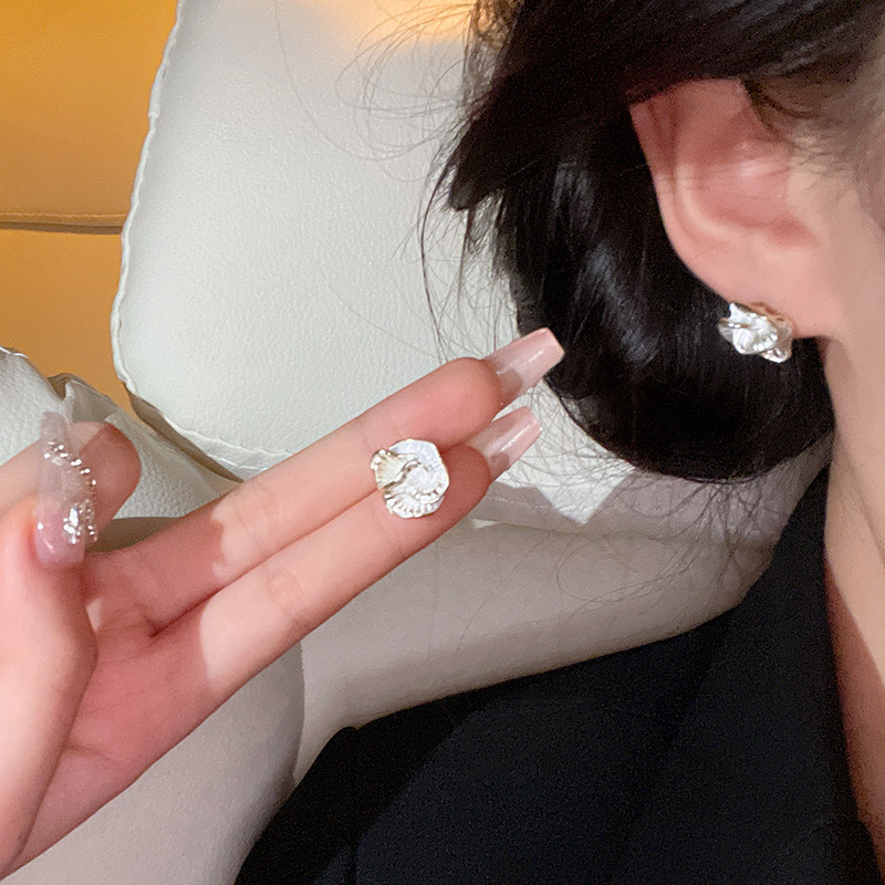 Light luxury French-style unique camellia earrings for women, fashionable, simple, niche, high-end and elegant, are best-selling internet-famous earrings Specification drawing