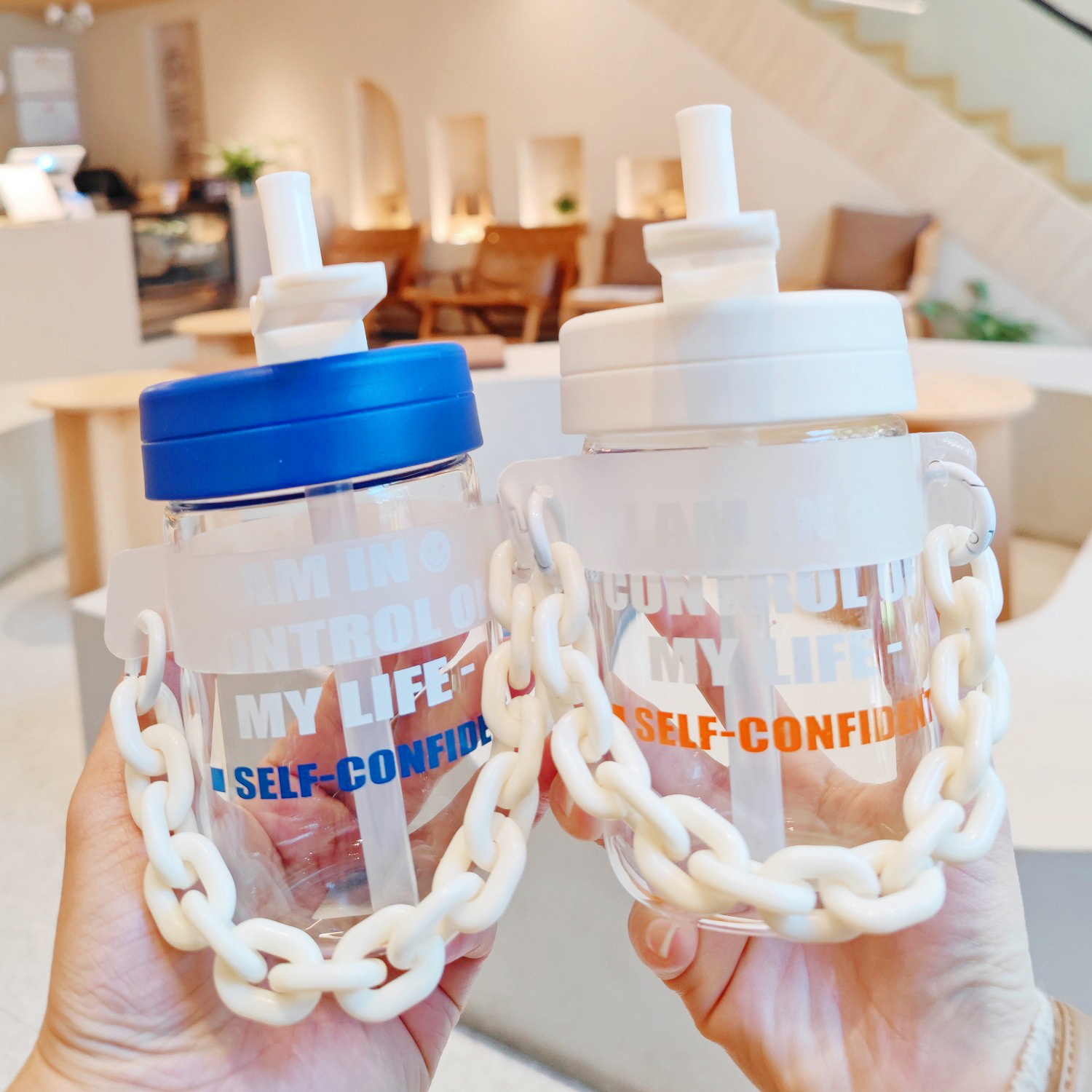 New chain straw cup, portable and hand-held glass cup for girls, creative student couple office ins style casual cup full figure