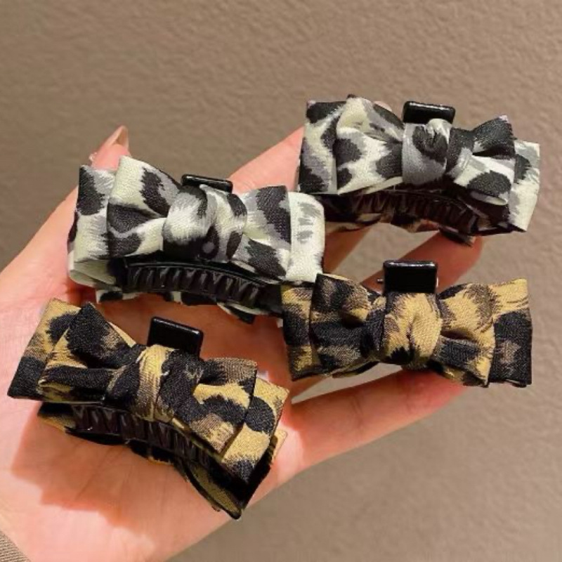 The new old-fashioned leopard print large bow hair clip has a feminine feel. It features a small claw clip at the back of the head and a half-tied headpiece, hairpin and hair accessory full figure