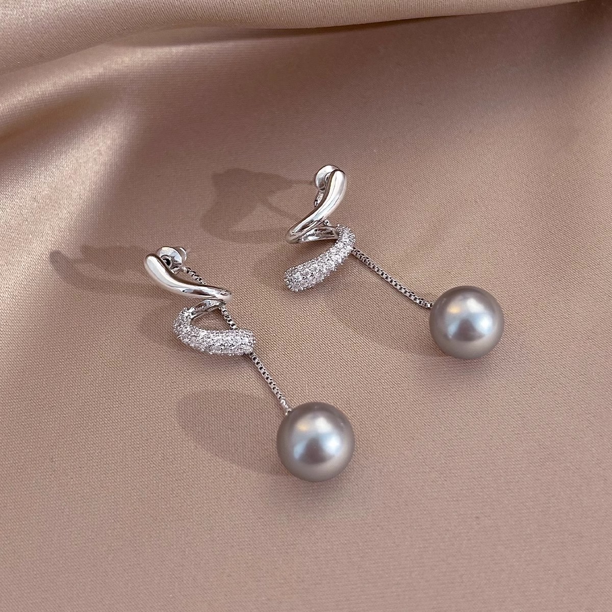 Japanese and Korean light luxury diamond-encrusted long tassel linen grey pearl earrings, women's niche design sense earrings, high-end stud earrings details Picture