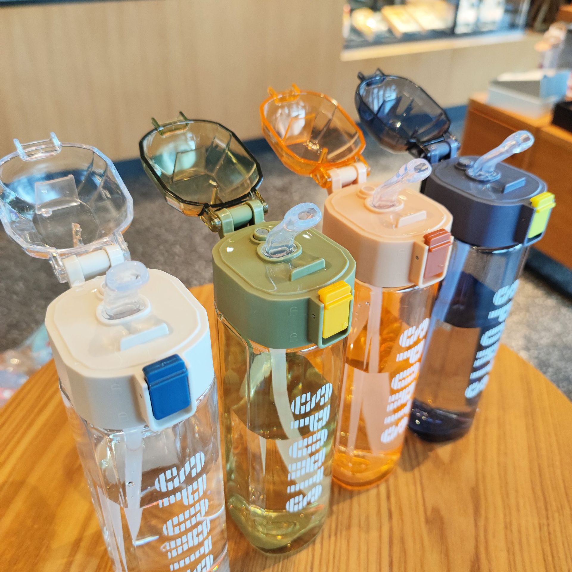 Creative new square sports and fitness water bottle, portable silicone handle, spout, straw, plastic water cup with lock details Picture