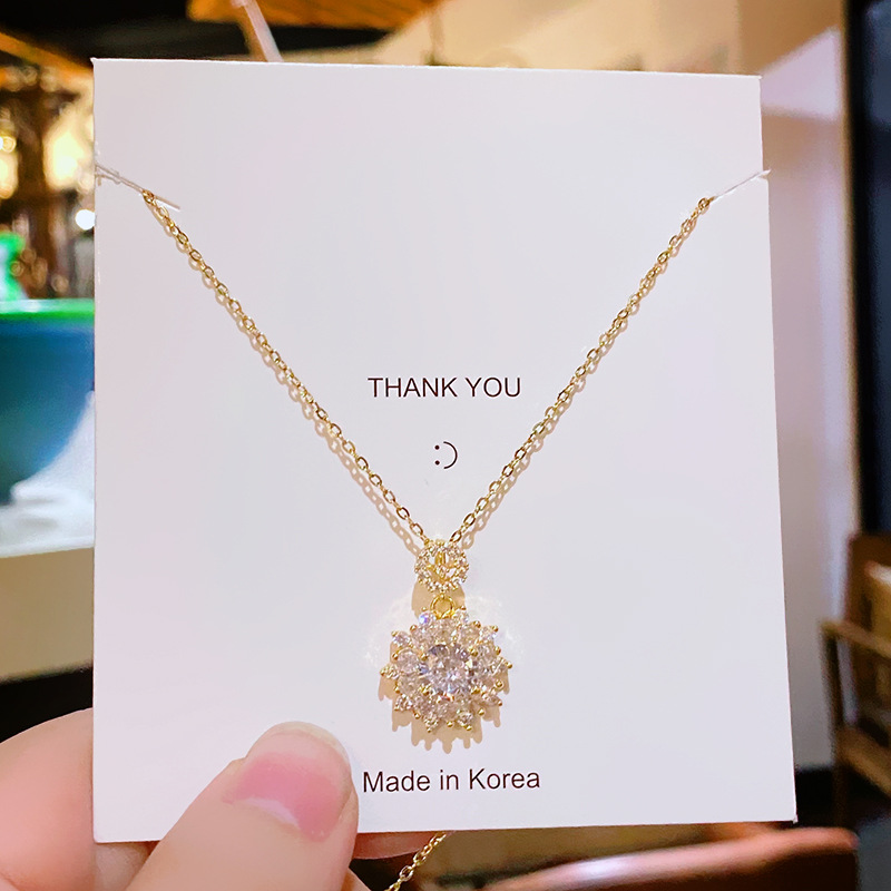 Korean-style light luxury full-diamond zircon flower necklace, a trendy and niche female Instagram influencer collarbone chain, a luxurious design accessory details Picture