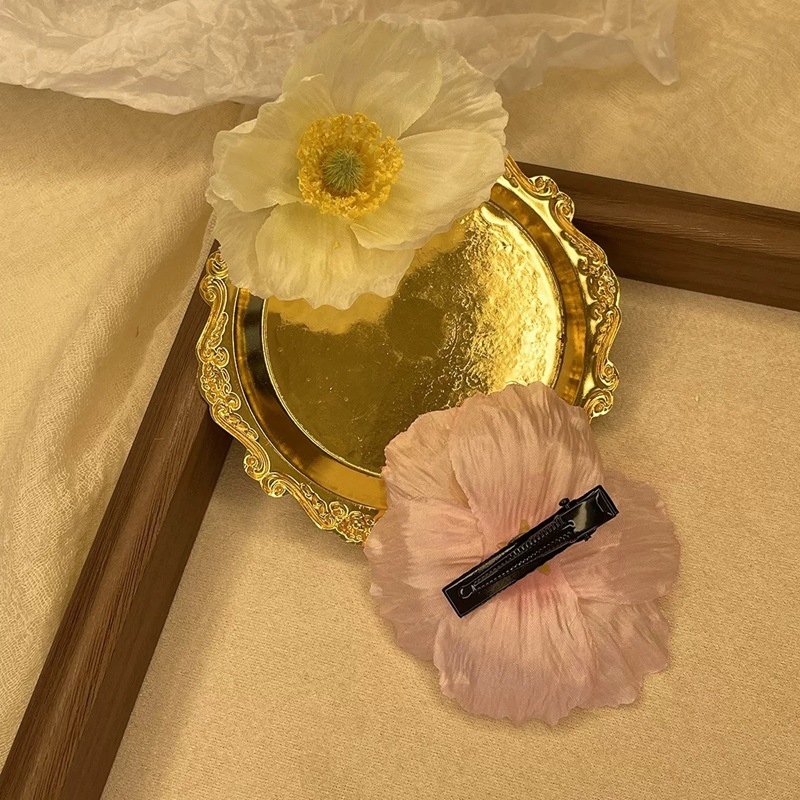 The flowers are in full bloom in midsummer ~ Realistic poppy flower hair clip side clip photo hair accessory super fairy-like hair flower hair clip summer new style Application Scenario