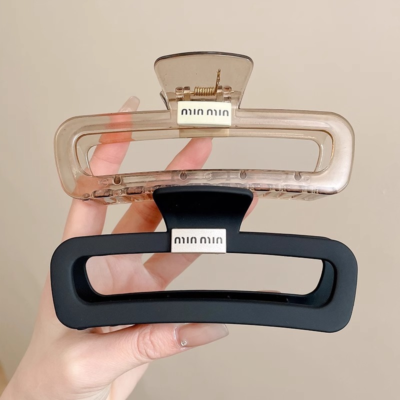 High-end letter matte hair clips for women, large shark clip hair clips at the back of the head, updo hair clips, and headwear full figure