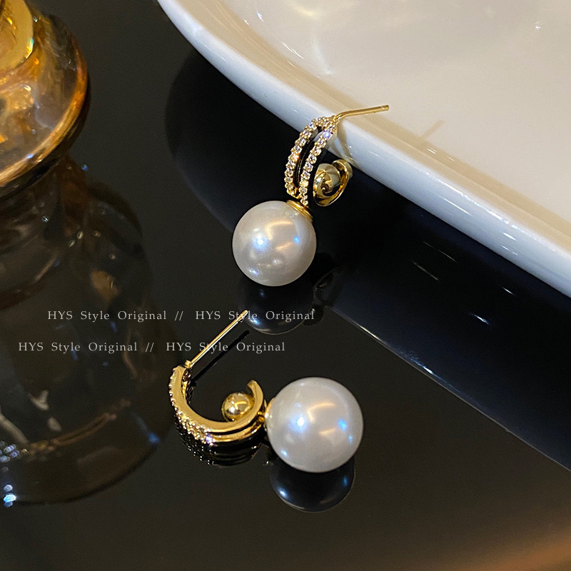 A new 2025 women's multi-pearl earring, a light luxury, niche and high-end style earring, a trendy and elegant ear accessory details Picture